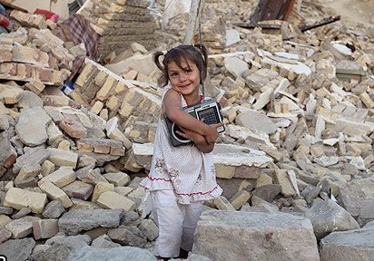 کودکی در میان خرابه های زلزله